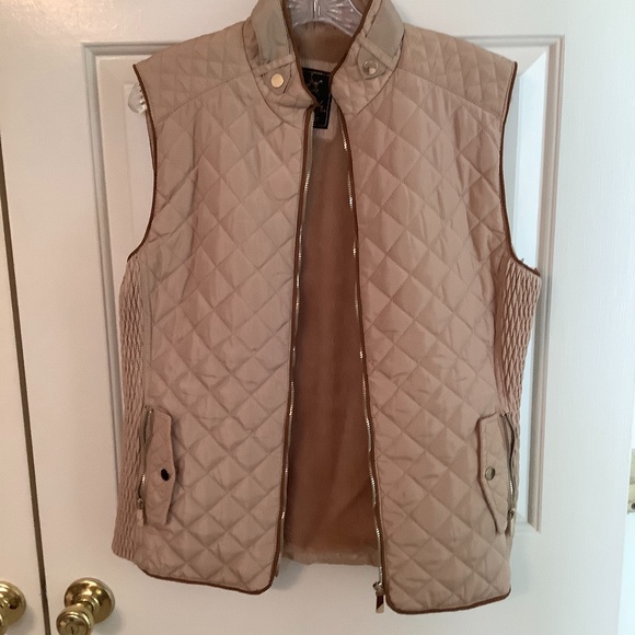 Cute quilted fall vest with soft furry lining. - Picture 4 of 6